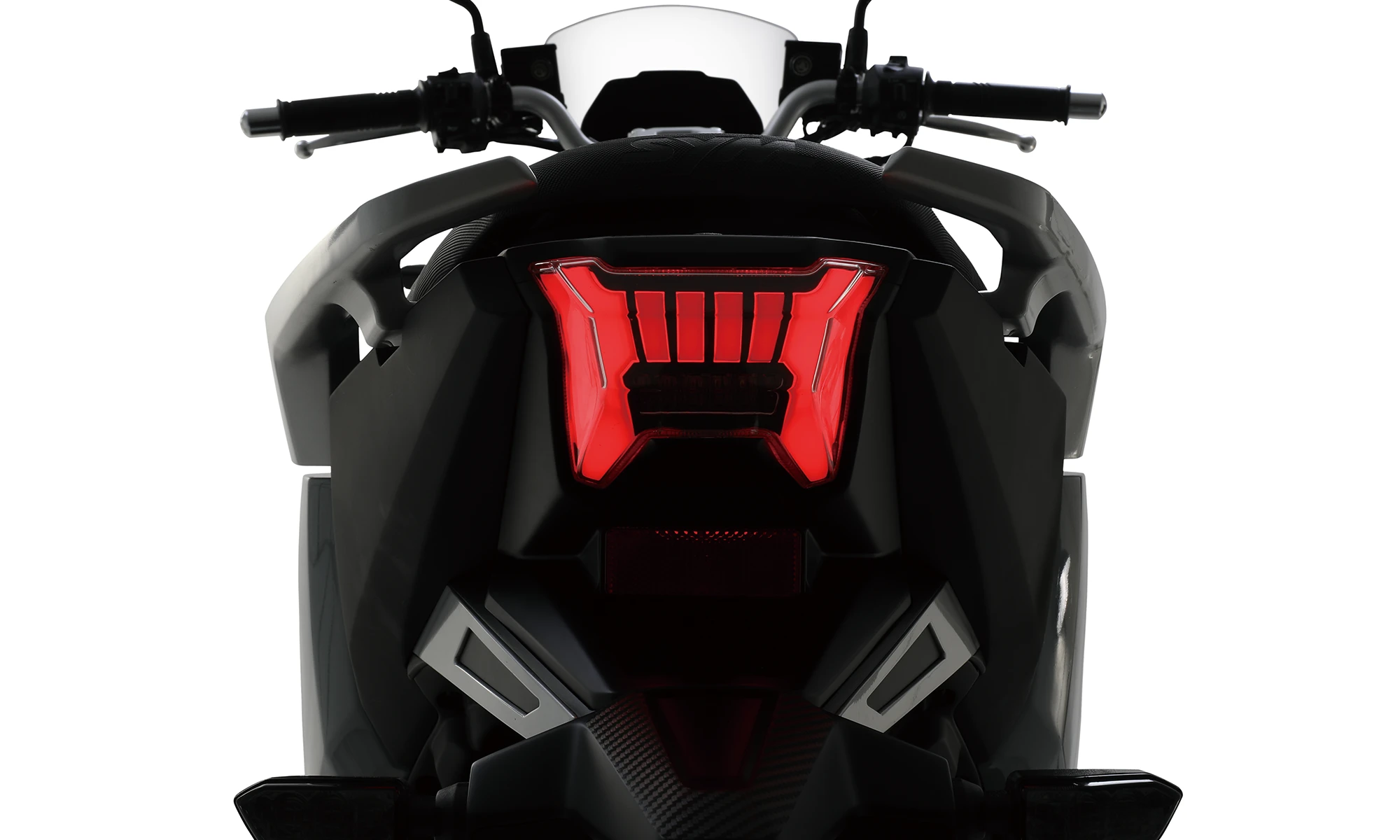 フルLEDライティングは、ADXをスタイリッシュにするだけでなく、運転の安全性を大幅に向上させます  