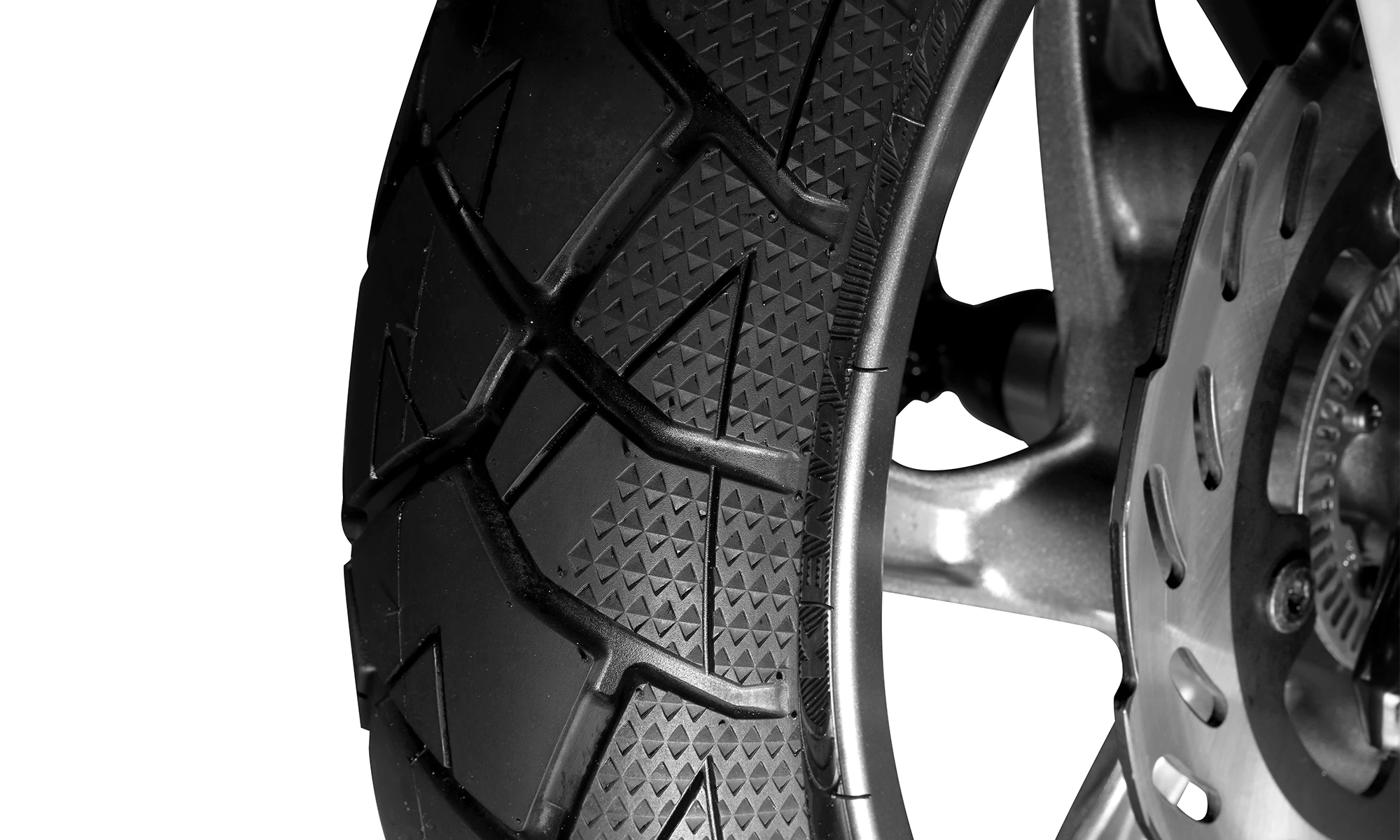 オフロード/オンロード兼用タイヤを装着。