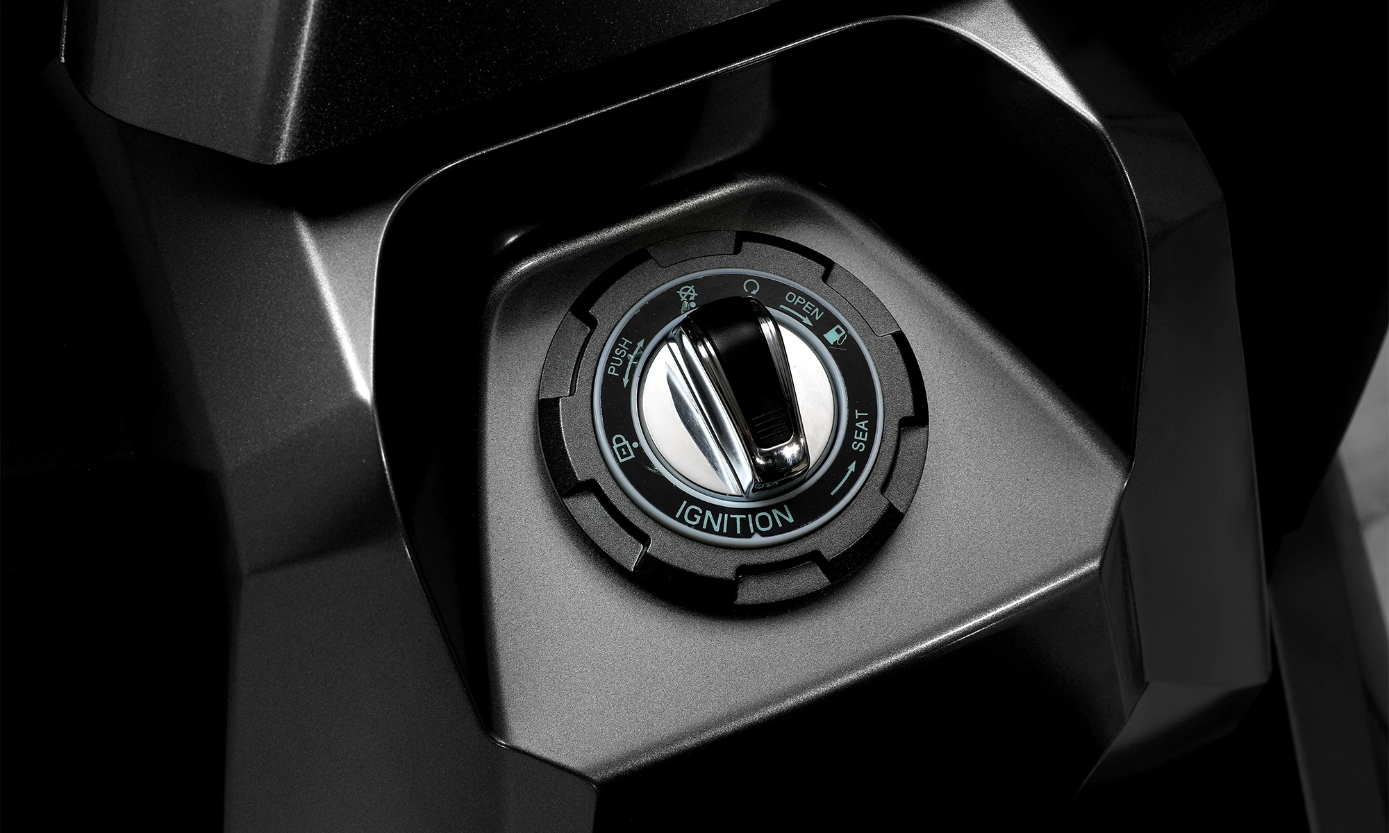 キーレススタートでさらに便利。ハンドルロック付きのイモビライザーシステムも搭載。スクーターのセキュリティをさらに強化します。