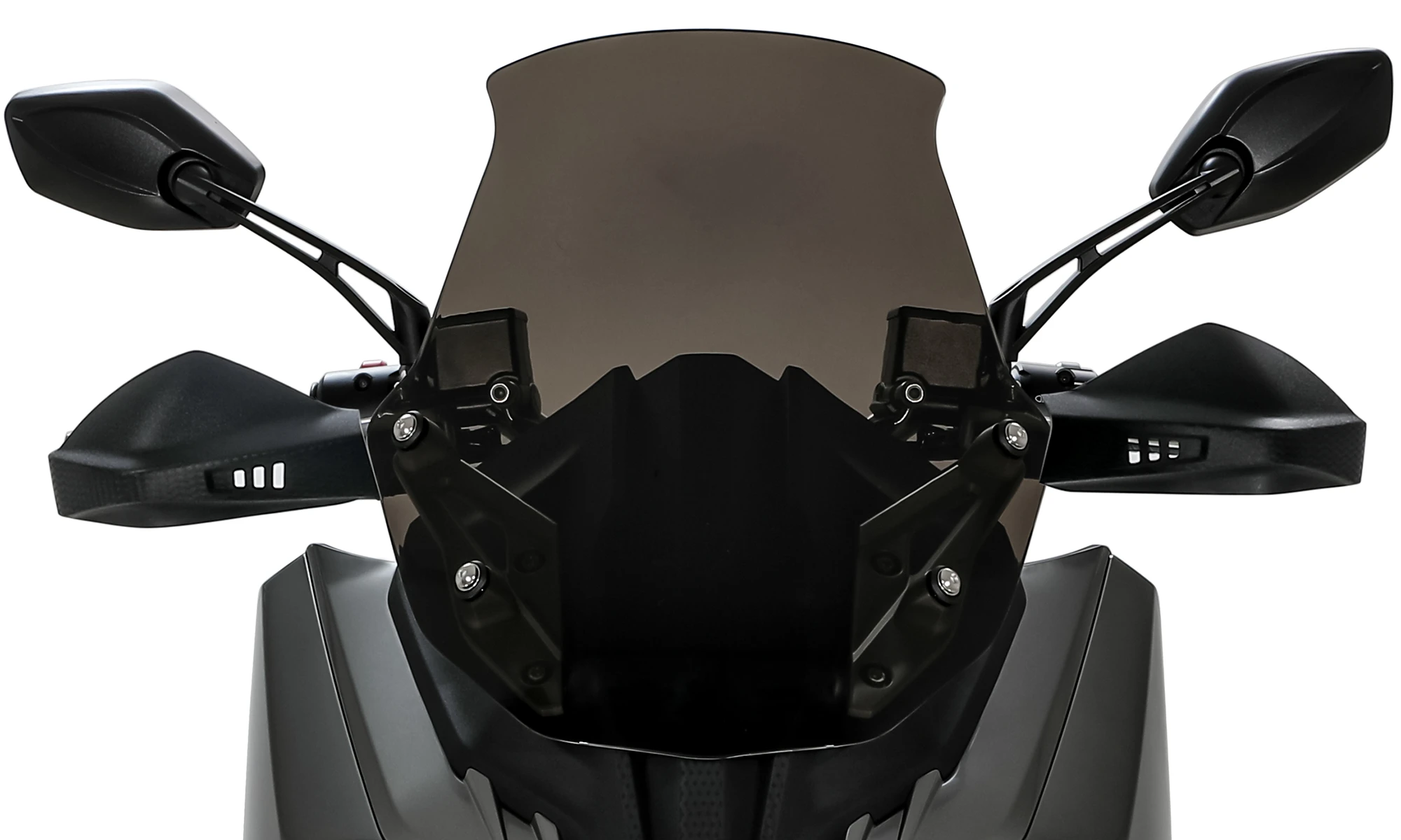 風の抵抗を軽減するスモークウィンドシールドに、ライディングの安全性と快適性を両立させたハンドプロテクターを装備。