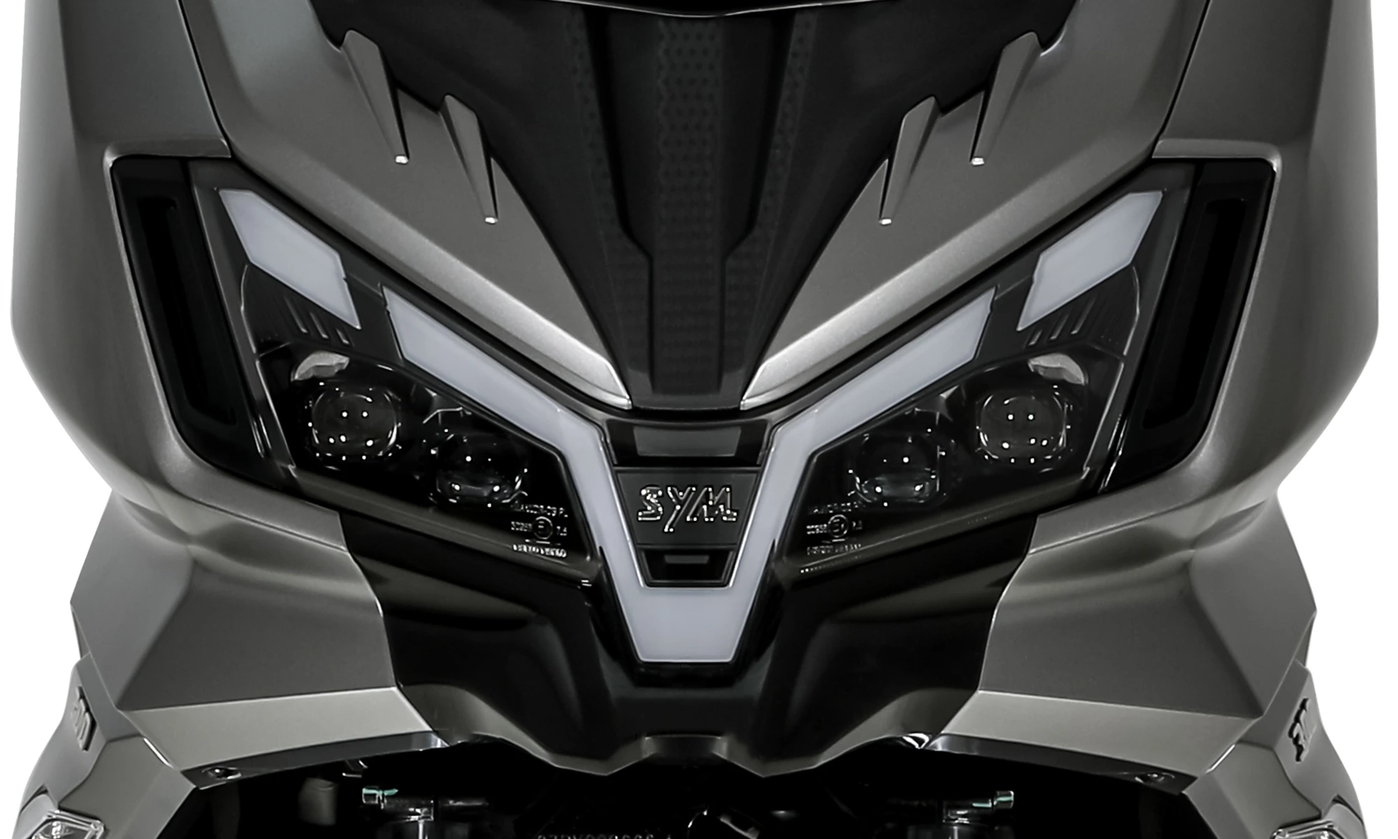 プロジェクタータイプのLEDヘッドライト4個、LEDウインカーなど灯火類はフルLED。