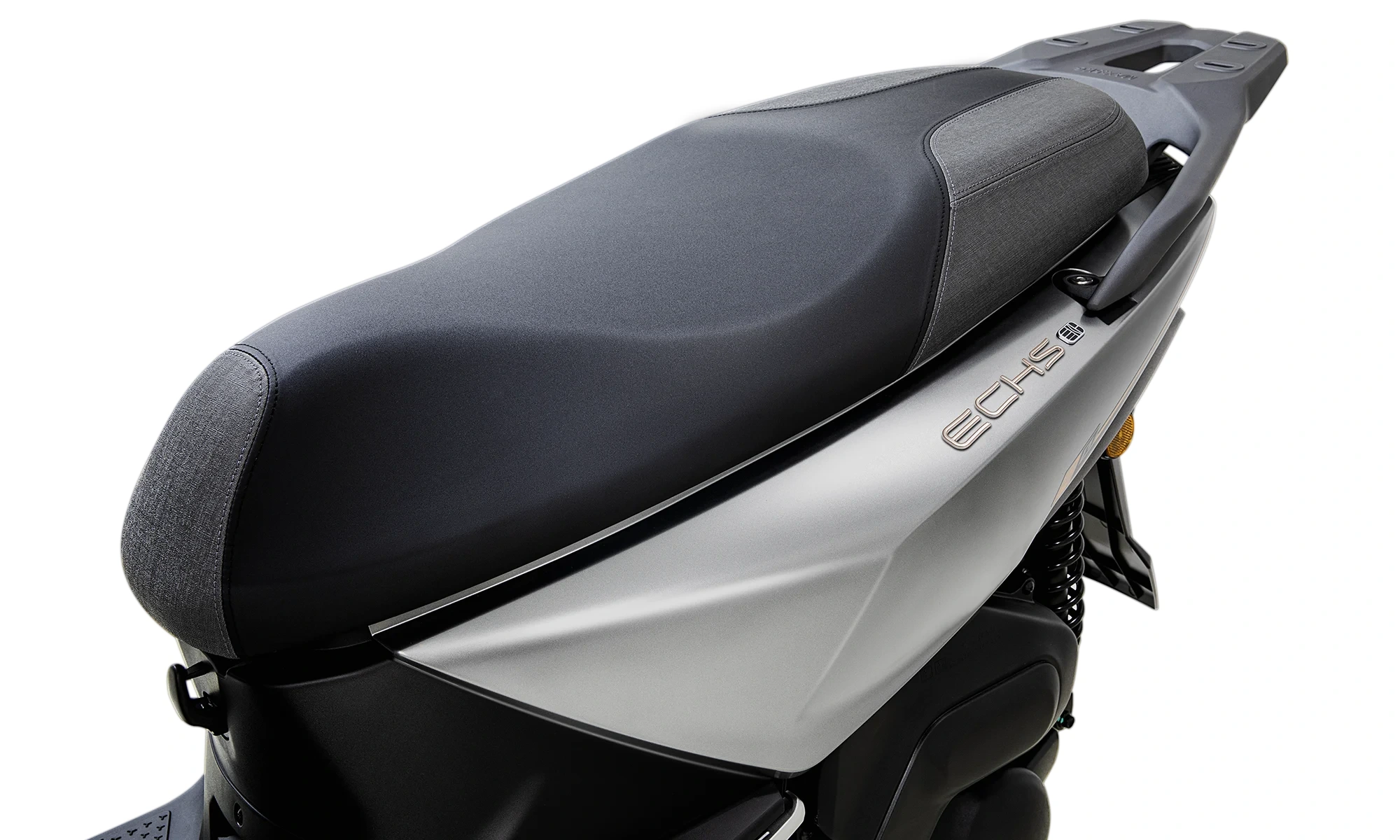 プレミアムシートの下には、37.5リットルのラゲッジボックスを装備。