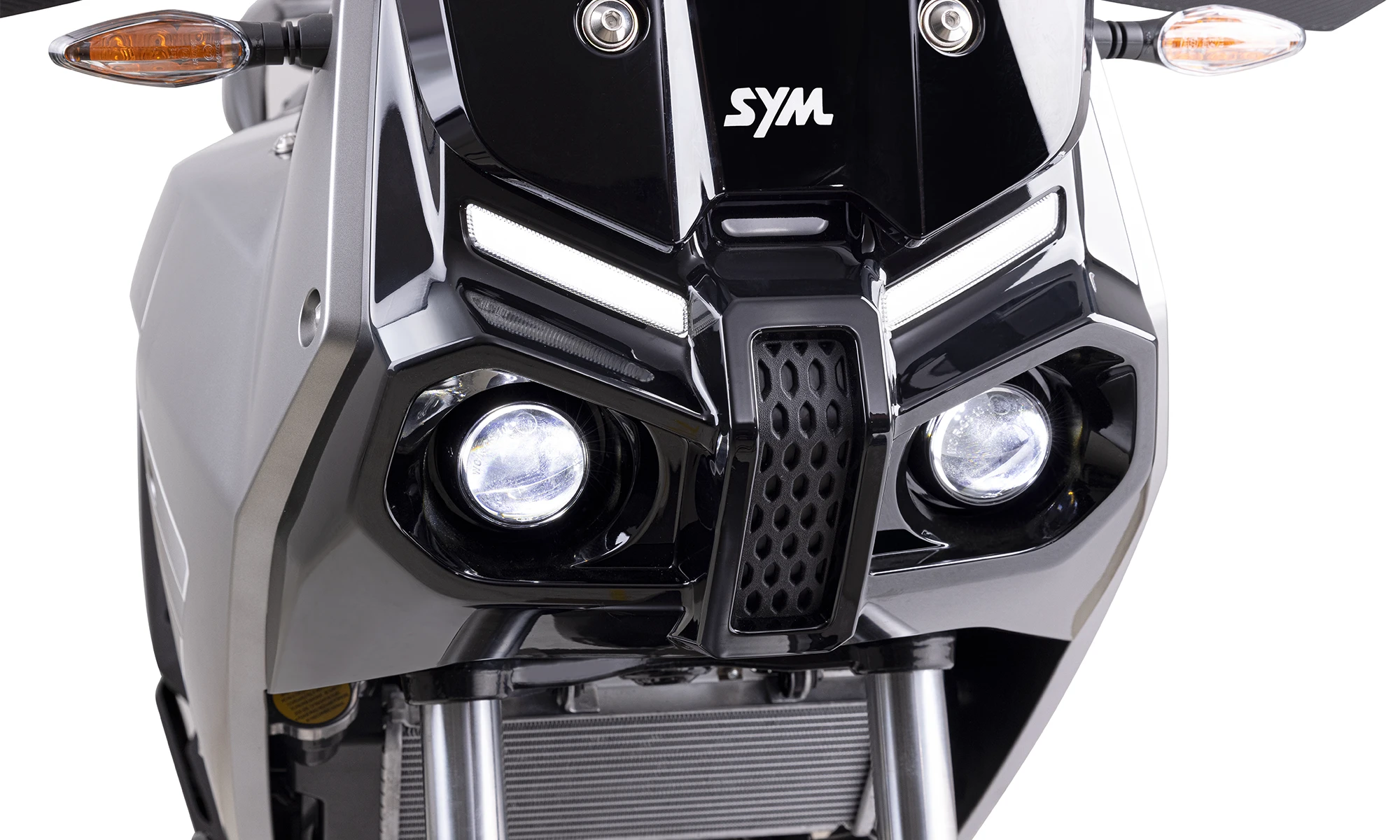 プロジェクタータイプのLEDヘッドライト2個、LEDウインカーなど灯火類はフルLED。